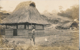 1929. BONTOC BUILDING = WARRIOR WITH SPEAR. CARTE PHOTO.       2 SCANS - Filippine