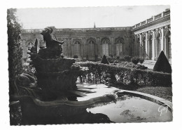 VERSAILLES Et Ses Merveilles - RARE - Parc Du Grand Trianon - La Fontaine De L'Amour - Edition D'Art Guy - - Versailles (Château)