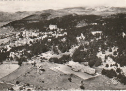 HO 17 - (66)  FONT ROMEU - VUE PANORAMIQUE AERIENNE -  LE HOME CATALAN , AU FOND , LE GRAND HOTEL- 2 SCANS - Sonstige & Ohne Zuordnung