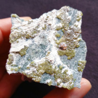 #L131 Andradit Granat Var. DEMANTOID Kristalle (Val Malenco, Sondrio, Italien) - Minéraux