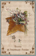 HO 23 - CARTE FANTAISIE GAUFREE  "BONNE  ET HEUREUSE ANNEE" - FEUILLE DE LIERRE AVEC BOUQUET DE FLEURS DES CHA - 2 SCANS - Neujahr