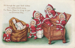 HO 27 - CARTE FANTAISIE " ALL THROUGH THE YEAR ..  ON CHRISTMAS DAY "- BEBES PERES NOEL - PAQUETS CADEAUX - 2 SCANS - Santa Claus