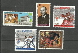 MADAGASCAR POSTE AERIENNE N°117 à 120, 123 Cote 4.55€ - Madagascar (1960-...)