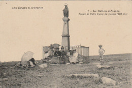 IN 5 - (68) LE BALLON D'ALSACE -  STATUE DE NOTRE DAME  DU BALLON - FAMILLE AU PIED DE LA STATUE - 2 SCANS  - Autres & Non Classés