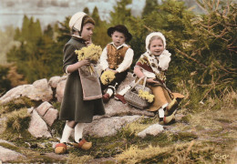 IN 6- GROUPE FOLKLORIQUE "LES MENESTRELS" - GERARDMER - A LA CUEILLETTE DES JONQUILLES - CARTE COULEURS   - 2 SCANS  - Trachten