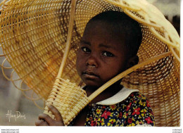 Lumières D'Afrique Enfant FILLETTE Sous L'ABAT JOUR En Osier Photo Alain Denis écrite De Bouaké En Côte D'Ivoire En 1982 - Côte-d'Ivoire