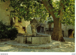 84 VAISON LA ROMAINE Place Du Vieux Marché Dans La Haute Ville En 1986 Belle Fontaine - Vaison La Romaine