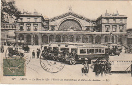 IN 25 -(75) PARIS - LA GARE DE L'EST , L'ENTREE DU METROPOLITAIN ET STATION DES AUTOBUS -  2 SCANS - Metro, Stations