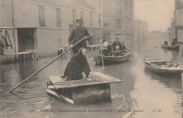 IN 27 -(75)  PARIS 1910 - RUE DE JAVEL - VIEILLE FEMME SUR RADEAU DE FORTUNE - BARQUES - 2 SCANS - Inondations De 1910