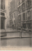 IN 27 -(75) PARIS 1910 - INONDATIONS - LA RUE DES URSINS - PASSERELLES   - 2 SCANS - Paris Flood, 1910