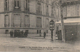 IN 27 -(75) PARIS 1910 -GRANDE CRUE DE LA SEINE  - PASSERELLE IMPROVISEE - 2 SCANS - De Overstroming Van 1910