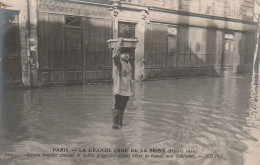 IN 27 -(75) PARIS  - CRUE DE LA SEINE - GARCON BOUCHER CHAUSSE DE BOTTES D'EGOUTIER ALLANT LIVRER LA VIANDE - 2 SCANS - Inondations De 1910
