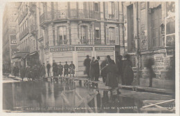 IN 27 -(75) CRUE DE LA  SEINE - AVENUE RAPP ET RUE DE L'UNIVERSITE - PARISIENS SUR LES PASSERELLES - 2 SCANS  - Paris Flood, 1910