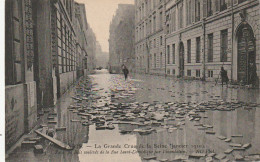 IN 27 -(75) CRUE DE LA  SEINE - PAVES DE BOIS DE LA RUE SAINT DOMINIQUE SOULEVES PAR L'INONDATION - 2 SCANS  - De Overstroming Van 1910