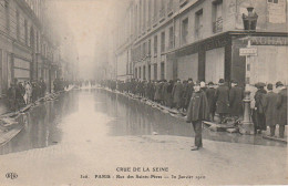 IN 27 -(75) PARIS - CRUE DE LA  SEINE - RUE DE SAINT PERES - PARISIENS SUR LES PASSERELLES  - 2 SCANS  - Alluvioni Del 1910