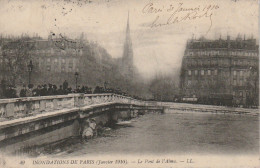 IN 28 -(75) INONDATIONS DE PARIS - LE PONT DE L'ALMA - BADAUDS SUR LE PONT  - 2 SCANS - De Overstroming Van 1910