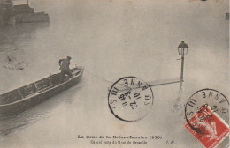 IN 28 -(75) CRUE DE LA SEINE - CE QUI RESTE DU QUAI DE GRENELLE - BARQUE ,  REVERBERE SOUS LES EAUX- 2 SCANS - Inondations De 1910