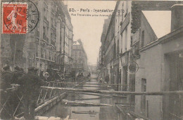 IN 28 -(75) PARIS - INONDATIONS 1910 - RUE TRAVERSIERE PRISE AVENUE  DAUMESNIL  -PARISIENS SUR LES PASSERELLES - 2 SCANS - Inondations De 1910