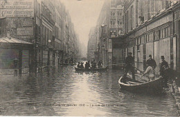 IN 28- (75) PARIS - INONDATIONS DE 1910 - LA RUE DE LA SEINE - BARQUES ET CANOTEURS TRANSPORTANT LES RIVERAINS - 2 SCANS - Inondations De 1910