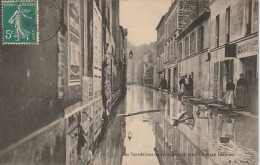 IN 28- (75) LES INONDATIONS DE PARIS - PASSAGE LANDRIEU  - PASSERELLES POUR LES RIVERAINS  - 2 SCANS - Inondations De 1910