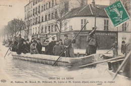 IN 28-  CRUE DE LA SEINE - M. FALLIERES , M. BRIAND, M.MILLERAND, M.LEPINE ET M.COUTANT, EN CHALAND - 2 SCANS - De Overstroming Van 1910