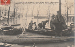 IN 28-(75) PARIS - RESCAPES D'IVRY AMENES PAR BATEAU A LA PORTE DE LA GARE ( XIIIe ) - 2 SCANS - Paris Flood, 1910