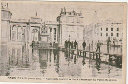 IN 28-(75) PARIS - INONDATIONS - PASSERELLE DEVANT LA COUR D'HONNEUR DU PALAIS BOURBON - 2 SCANS - De Overstroming Van 1910