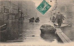 IN 28-(75) INONDATIONS DE  PARIS  - RUE DE LYON - BARQUES POUR LE TRANSPORT DES RIVERAINS ET PASSERELLES  -  2 SCANS - Inondations De 1910