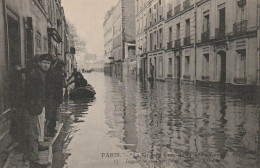 IN 28-(75) PARIS  - CRUE DE LA SEINE - INONDATION DU QUARTIER DE JAVEL - RIVERAINS SUR LES PASSERELLES -  2 SCANS - Inondations De 1910