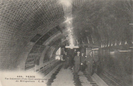 JA 3 - (75) PARIS - VUE INTERIEURE D'UNE GARE SOUTERRAINE DU METROPOLITAIN ( DIRECTION VILLIERS )- 2 SCANS  - Metro, Estaciones