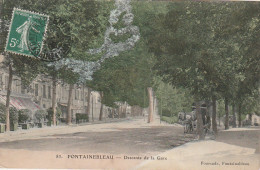 JA 15 -(77) FONTAINEBLEAU - DESCENTE DE LA GARE - FIACRE  - CARTE COLORISEE  - 2 SCANS - Fontainebleau