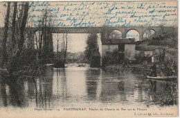 JA 23 -(79) PARTHENAY - VIADUC DU CHEMIN DE FER SUR LE THOUET - BARQUE AVEC PECHEUR - 2 SCANS  - Parthenay