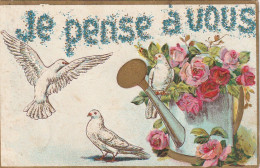 JA 25 -  " JE PENSE A VOUS " - CARTE FANTAISIE GAUFREE - COLOMBES , ARROSOIR , FLEURS : ROSES - DORURE 2 SCANS - Altri & Non Classificati