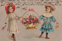 JA 25 - CARTE FANTAISIE GAUFREE - COUPLE DE FILLETTES PORTANT UNE COUPE DE FLEURS : ROSES - 2 SCANS - Szenen & Landschaften