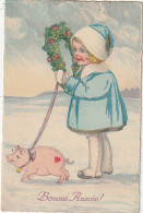 KO 1 - CARTE FANTAISIE -" BONNE ANNEE " - FILLETTE AVEC PORCELET, COCHON , EN LAISSE ET COURONNE  DE NOËL - 2 SCANS - 1900-1949