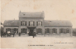 KO 4 -(80) VILLERS BRETONNEUX - LA GARE - CALECHE - ANIMEE - 2 SCANS - Villers Bretonneux