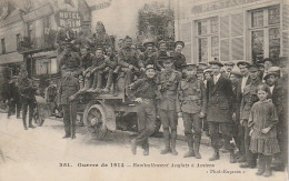 KO 4-(80) GUERRE DE 1914 - RAVITAILLEMENT ANGLAIS A AMIENS - HABITANTS ET MILITAIRES - 2 SCANS - - Amiens