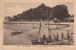 KO 5 -(80) LE CROTOY - LE QUAI ET LA PLACE JEANNE D' ARC - BARQUES - AUTOMOBILES  - 2 SCANS - Le Crotoy