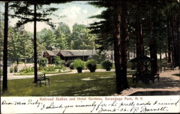 CPA Sacandaga Park New York State USA, Railroad Station And Hotel Gardens - Andere & Zonder Classificatie
