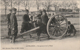 KO 12-(81) ARTILLERIE - CHARGEMENT DE LA PIECE - EDIT RAYNAUD , BAZAR DU MAIL , CASTRES - 2 SCANS - Castres