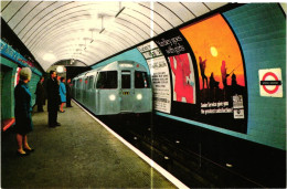 LONDRES .  Train De Métro à La Station Seven Sisters  ( Trait Blanc Pas Sur Original ) - Sonstige & Ohne Zuordnung