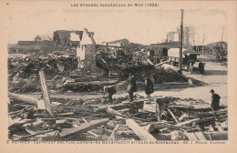 KO 20-(82) REYNIES - INONDATIONS 1930 - RUE GENERAL DE GONDRECOURT ET ROUTE DE MONTAUBAN - ENFANTS SUR LES DECOMBRES - - Inundaciones