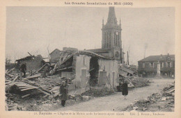 KO 20-(82) REYNIES - INONDATIONS 1930 - L ' EGLISE ET LA MAIRIE AYANT RESISTE- COUPLE AU MILIEU DES DECOMBRES  - 2 SCANS - Inondations
