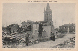 KO 20-(82) REYNIES - INONDATIONS 1930 - L ' EGLISE ET LA MAIRIE AYANT RESISTE- COUPLE AU MILIEU DES DECOMBRES  - 2 SCANS - Overstromingen