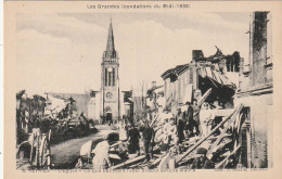 KO 20-(82) REYNIES - INONDATIONS 1930 - L' EGLISE ET LA MAIRIE AYANT RESISTE - POPULATION AU MILIEU DES GRAVATS- 2 SCANS - Overstromingen