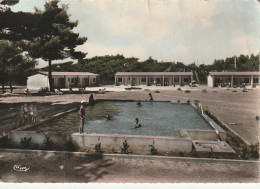 KO 21-(83) LA LONDE LES MAURES - VILLAGE DE VACANCES DES P.T.T - LA PISCINE - CARTE  COULEURS - 2 SCANS  - La Londe Les Maures