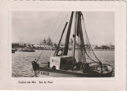 KO 21-(83) TOULON SUR MER - SUR LE PORT - BATEAU DE PECHE - NAVIRES MILITAIRES  - 2 SCANS  - Toulon