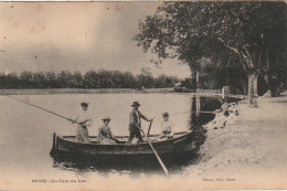 KO 22-(83) BESSE - UN COIN DU LAC - PECHEURS A LA LIGNE  ET CANOTEUR  - 2 SCANS - Besse-sur-Issole