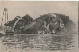 KO 23-(83) TOULON - CATASTROPHE DU CUIRASSE LA " LIBERTE " (1911) - EPAVE LAISSANT VOIR LA PASSERELLE ARRIERE - 2 SCANS - Disasters