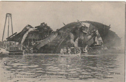 KO 23-(83) TOULON - CATASTROPHE DU CUIRASSE LA " LIBERTE " (1911) - EPAVE LAISSANT VOIR LA PASSERELLE ARRIERE - 2 SCANS - Catastrophes